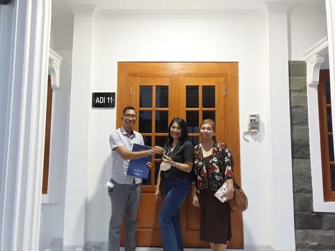 Serah terima kunci unit Adiluhung 11 di Royal Mansion — JGS Group