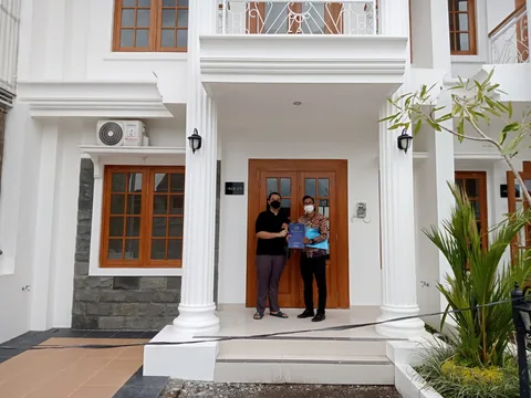 Serah terima kunci unit Adiluhung 27 di Royal Mansion — JGS Group