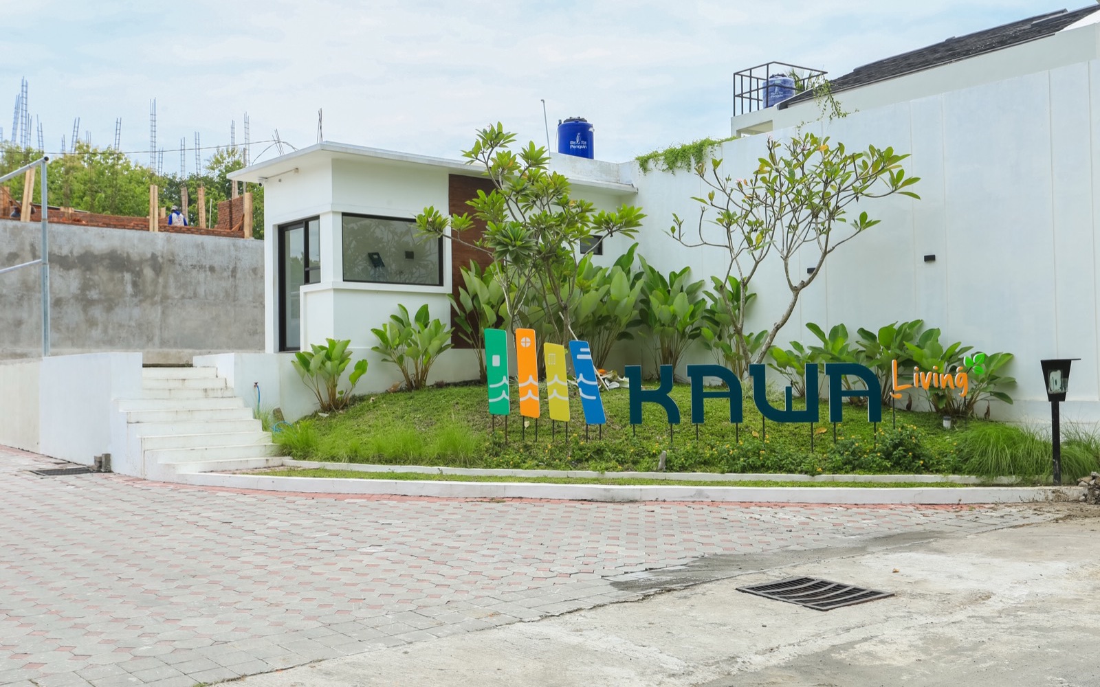 Gerbang Kawa Living di Sedayu, Bantul: jalan paving, talud, dan pos jaga